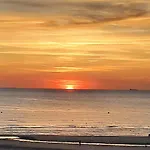 La Mer, La Plage, Le Sable Apartment *